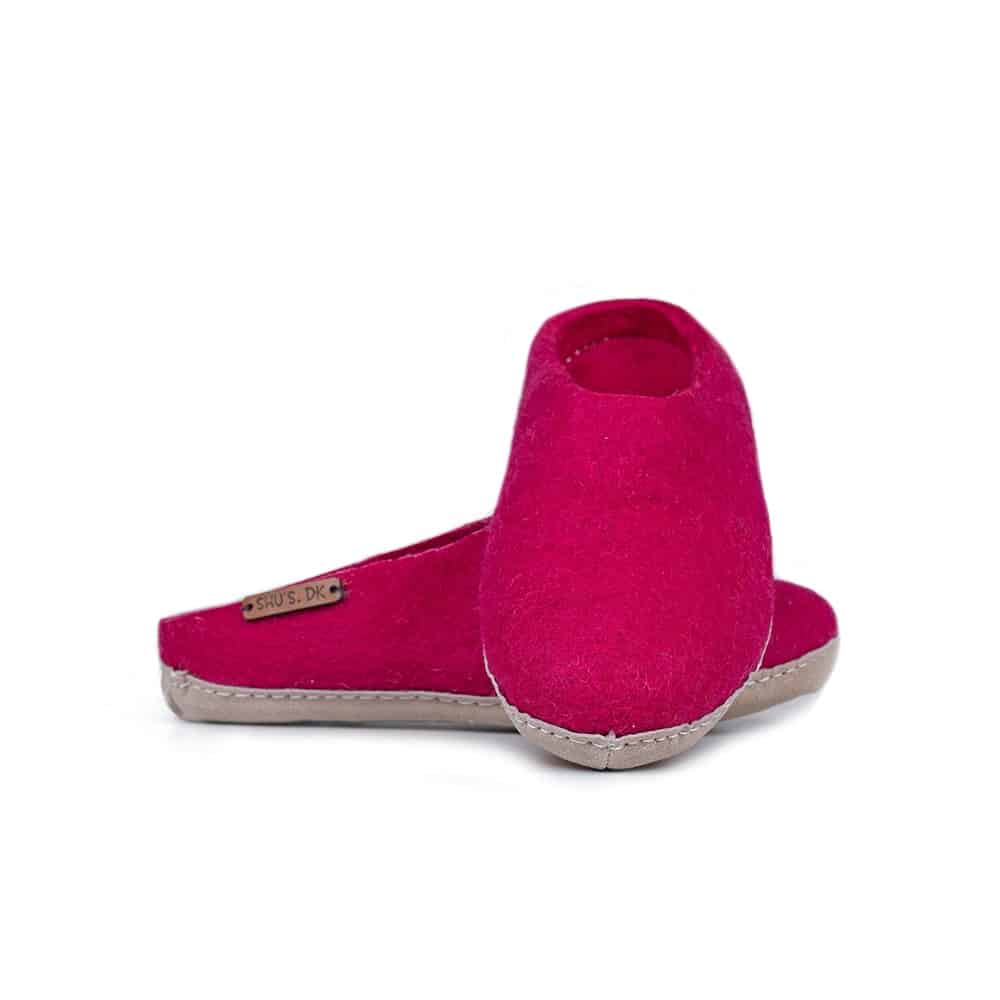 Pink uld hjemmesko dame fra SHUS.dk – håndlavet af 100% New Zealandsk uld, med skindsål, og ideelle til alle årstider.