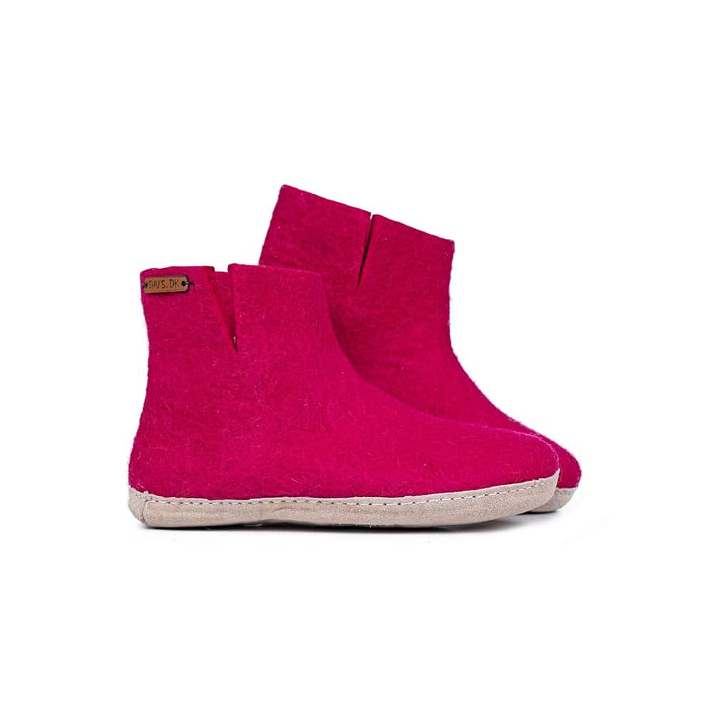 Håndlavede pink uld hjemmesko med høj skaft fra Shus.dk, lavet af 100% New Zealandsk uld, sikrer varme og komfort. Med naturlig skindsål. Dansk design.