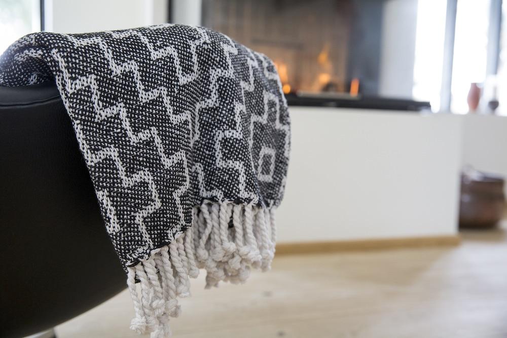 Behagelige og komfortable håndlavede plaid med frynser, dansk design, fairtrade, trustpilot, gode anmeldelser.