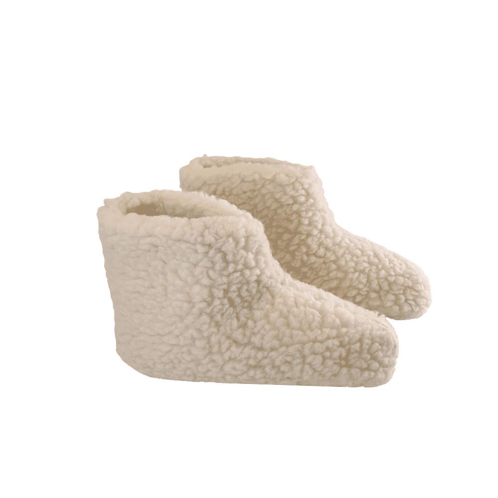 Hvide Fluffy sutsko fra SHUS.dk – håndlavet i Indien med New Zealandsk uld, ruskindssål og selvrensende egenskaber.