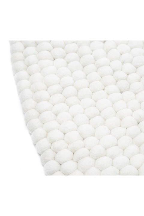Hvidt håndlavet kugletæppe af 100% ren uld tilføjer hygge og stil. Blødt uld materiale og enestående design. Perfekt til at skabe en varm atmosfære i dit hjem.