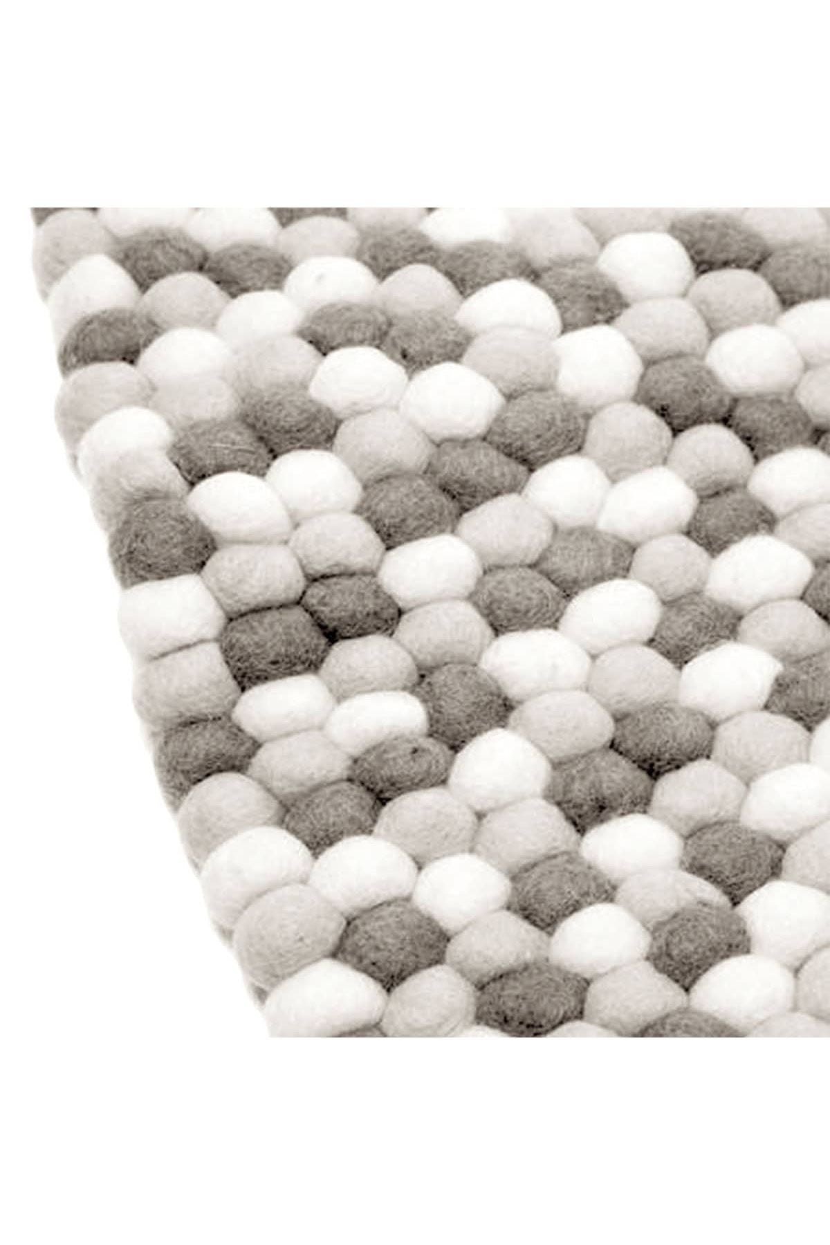 Gråt og hvidt håndlavet kugletæppe af 100% ren uld tilføjer hygge og stil. Blødt uld materiale og enestående design. Perfekt til at skabe en varm atmosfære i dit hjem.