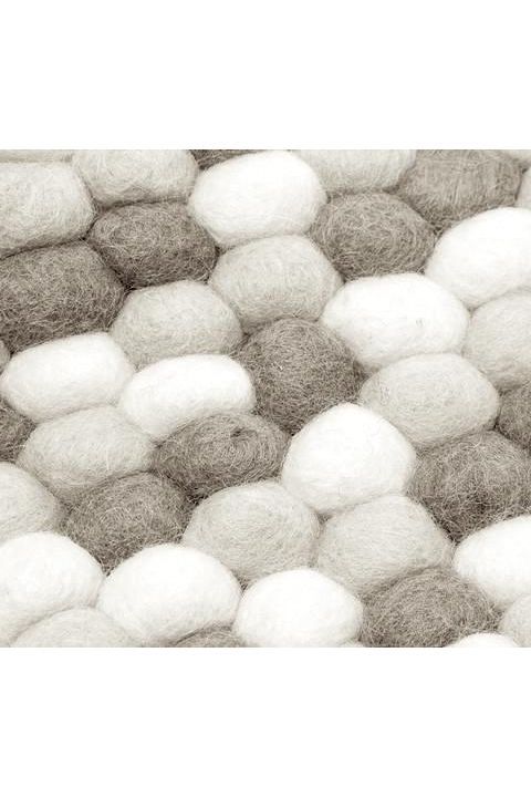 Gråt og hvidt håndlavet kugletæppe af 100% ren uld tilføjer hygge og stil. Blødt uld materiale og enestående design. Perfekt til at skabe en varm atmosfære i dit hjem.