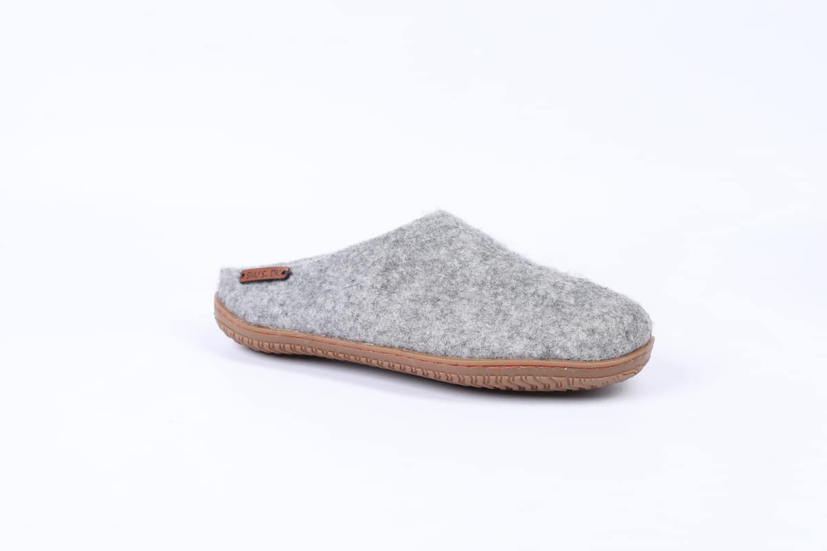 Håndlavede denim uld hjemmesko fra Shus.dk, lavet af 100% New Zealandsk uld, sikrer varme og komfort. Med natur gummisål. Dansk design.