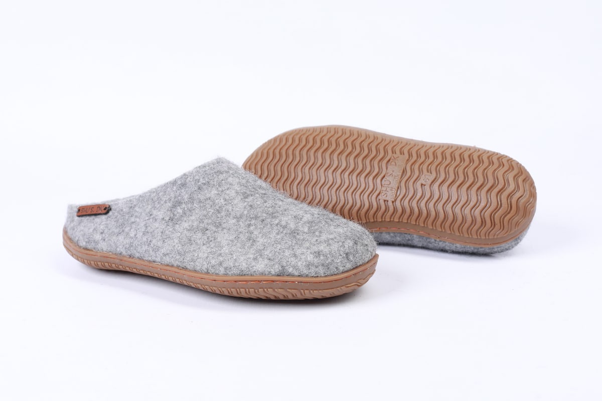 Håndlavede denim uld sutsko fra Shus.dk, lavet af 100% New Zealandsk uld, sikrer varme og komfort. Med natur gummisål. Dansk design.