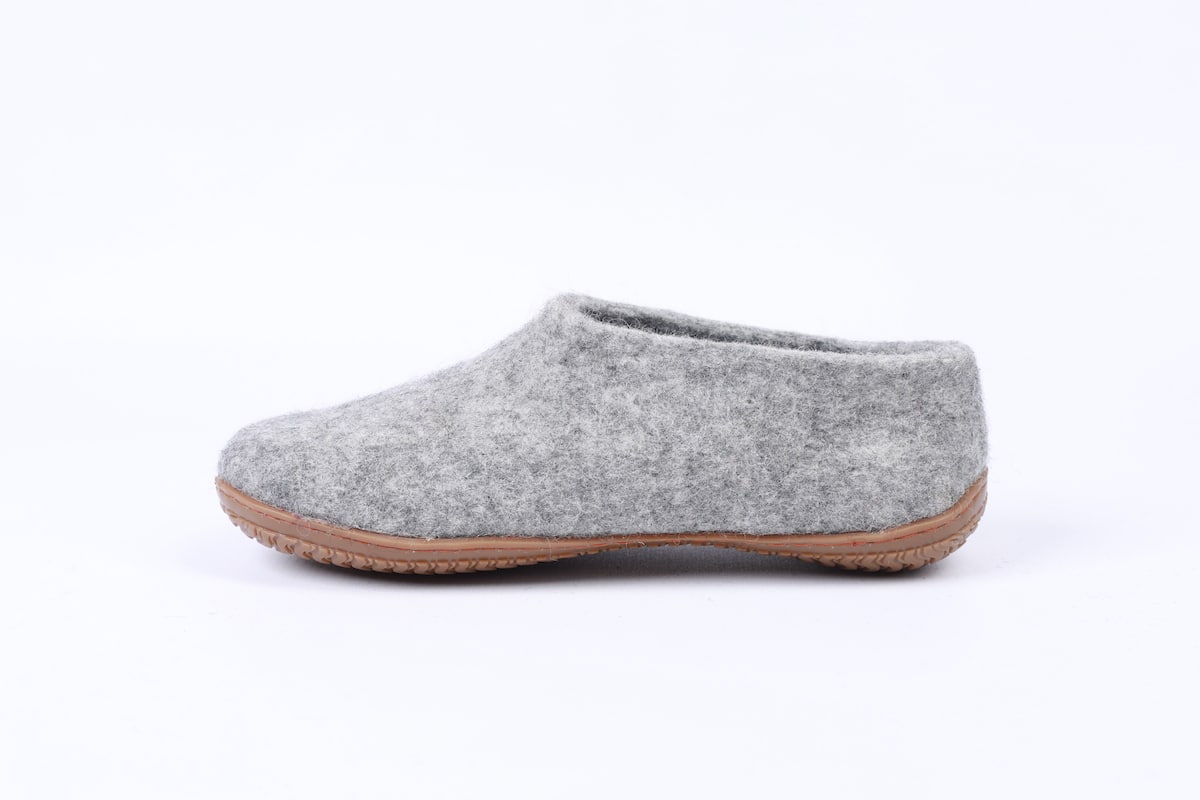 Håndlavede grå uld hjemmesko fra Shus.dk, lavet af 100% New Zealandsk uld, sikrer varme og komfort. Med natur gummisål. Dansk design.