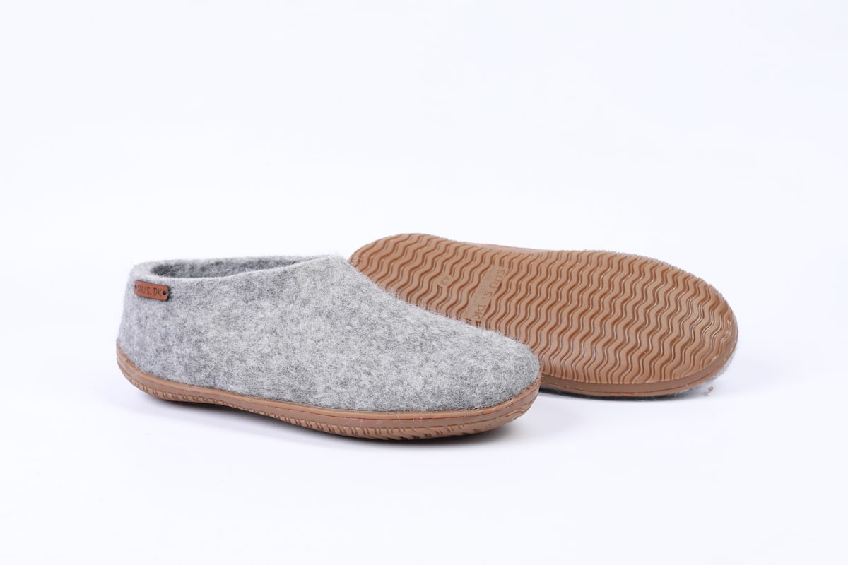 Håndlavede grå uld sutsko fra Shus.dk, lavet af 100% New Zealandsk uld, sikrer varme og komfort. Med natur gummisål. Dansk design.