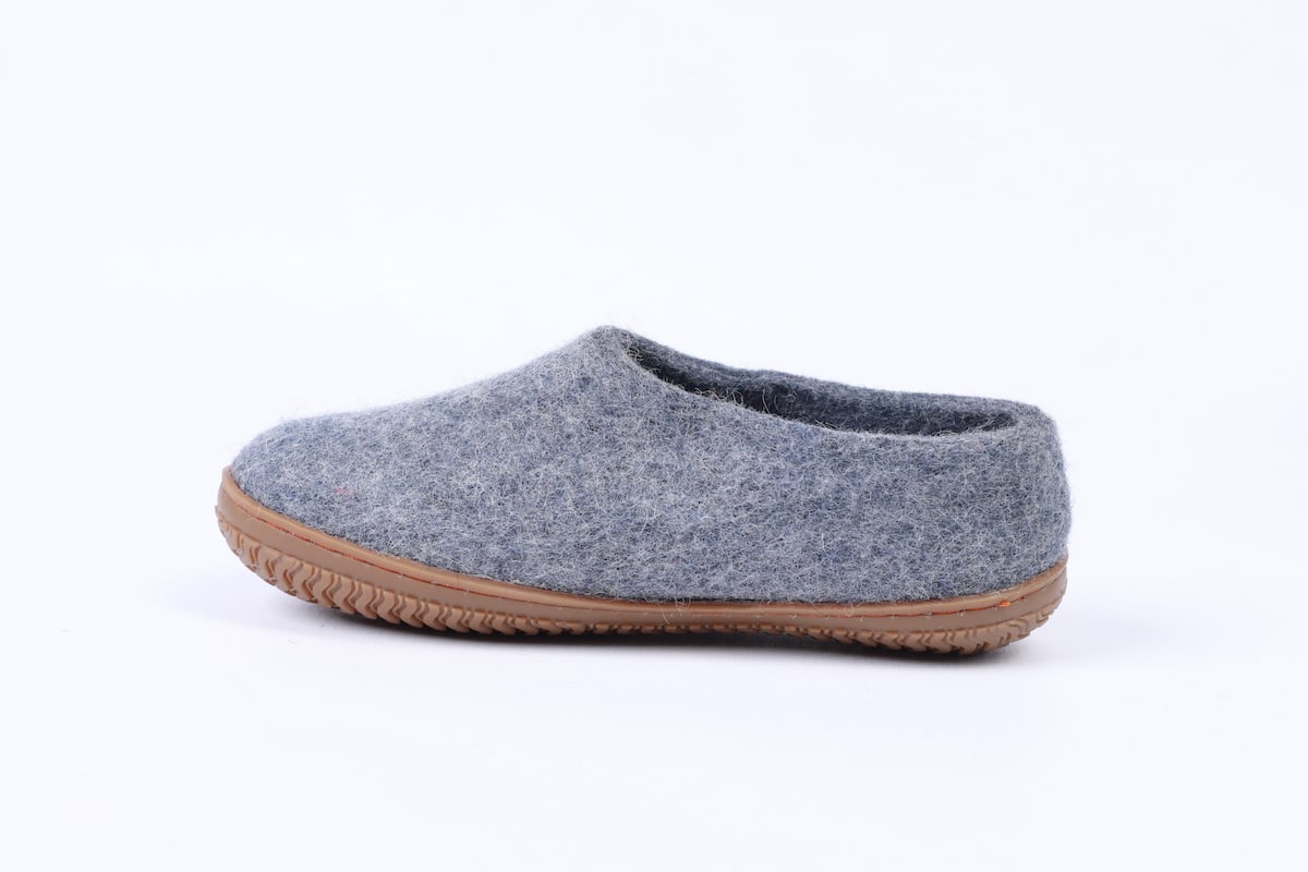 Håndlavede denim uld hjemmesko fra Shus.dk, lavet af 100% New Zealandsk uld, sikrer varme og komfort. Med natur gummisål. Dansk design.