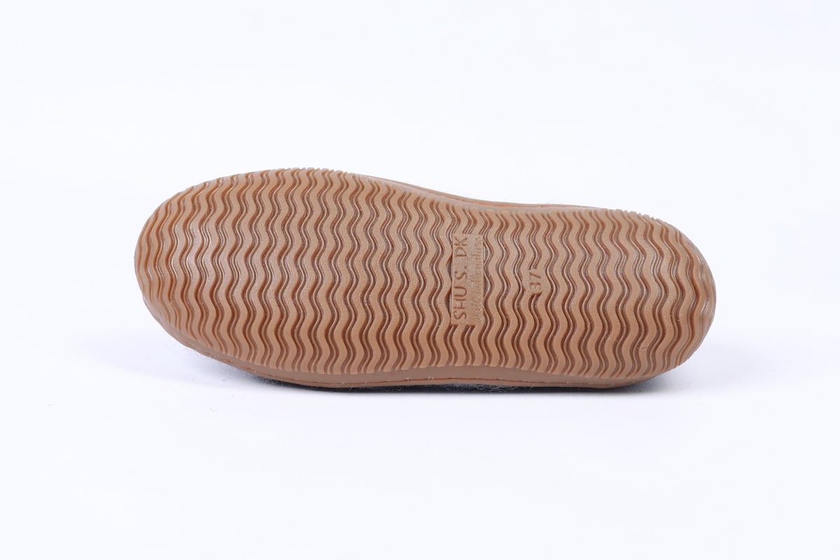 Håndlavede denim uld sutsko fra Shus.dk, lavet af 100% New Zealandsk uld, sikrer varme og komfort. Med natur gummisål. Dansk design.