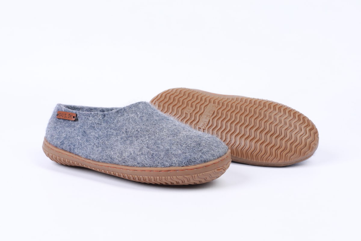Håndlavede denim uld sutsko fra Shus.dk, lavet af 100% New Zealandsk uld, sikrer varme og komfort. Med natur gummisål. Dansk design.