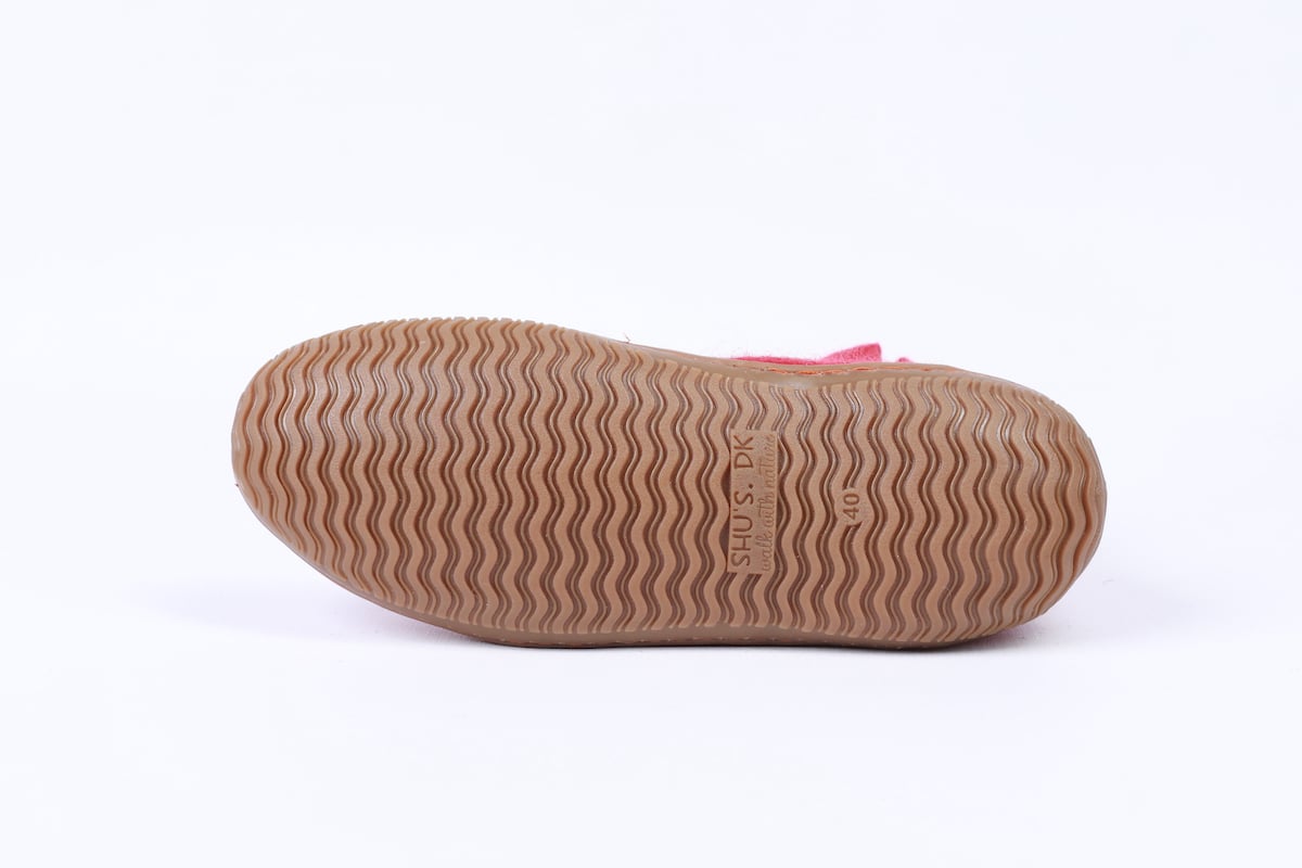 Håndlavede uld hjemmesko fra Shus.dk, lavet af 100% New Zealandsk uld, sikrer varme og komfort. Med natur gummisål. Dansk design.