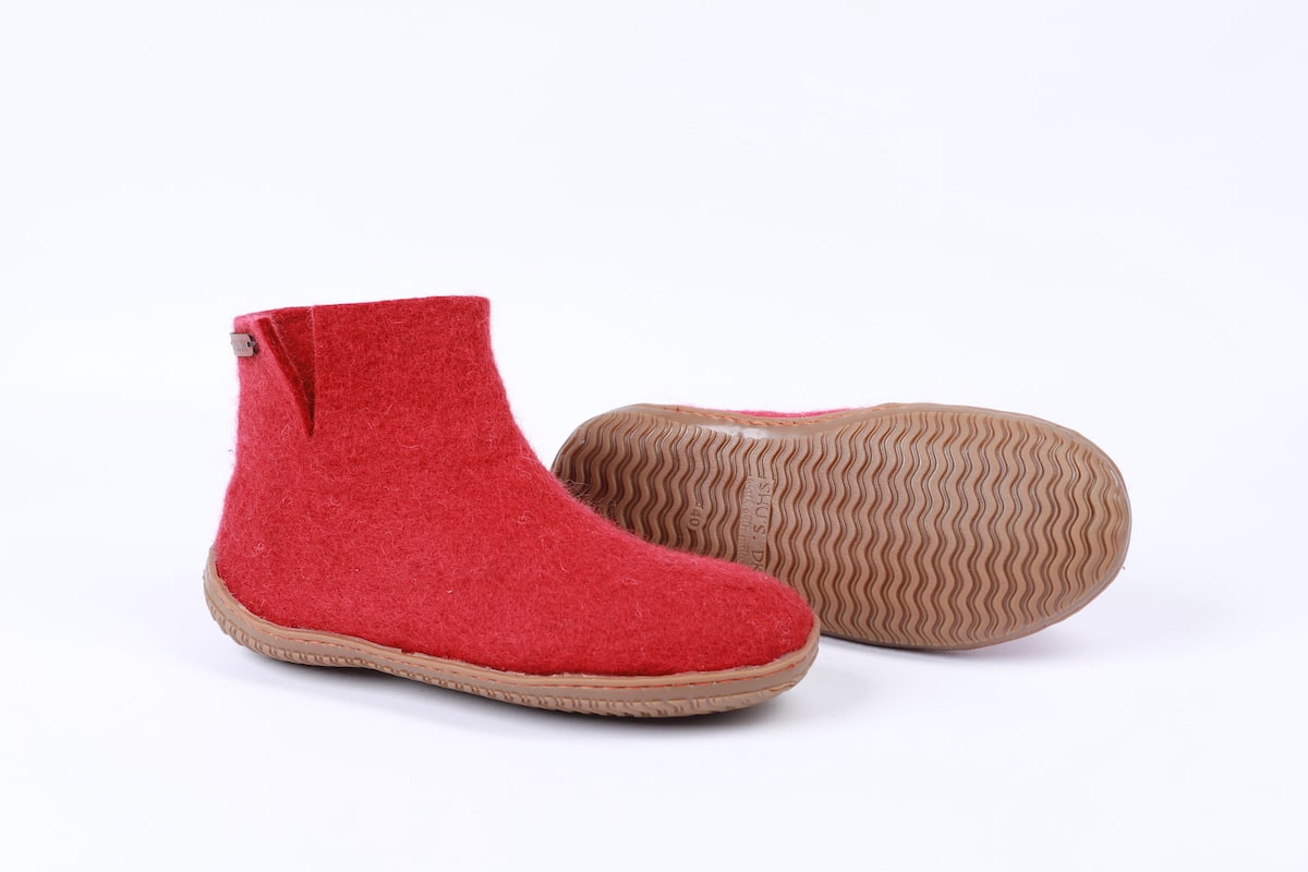 Håndlavede røde uld hjemmesko med høj skaft fra Shus.dk, lavet af 100% New Zealandsk uld, sikrer varme og komfort. Med natur gummisål. Dansk design.
