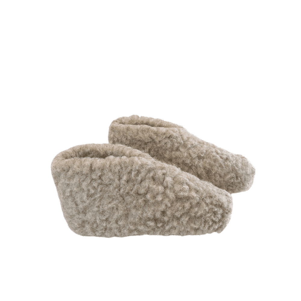 Fluffy uldhjemmesko fra SHUS.dk i grå farve – håndlavet i Indien med New Zealandsk uld, ruskindssål, dansk design og med selvrensende egenskaber.