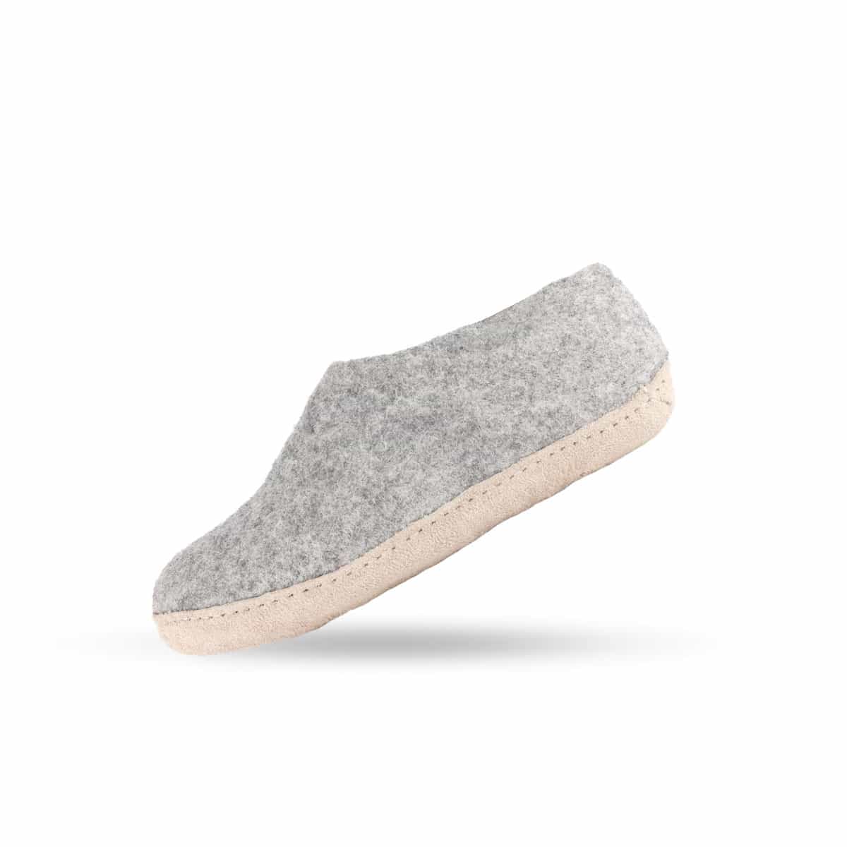 SHUS.dk's demin uld hjemmesko til herre - 100% New Zealandsk uld. Luksus og bæredygtighed i håndlavede sko. Absorberer fugt, selvrensende med ruskindssål.