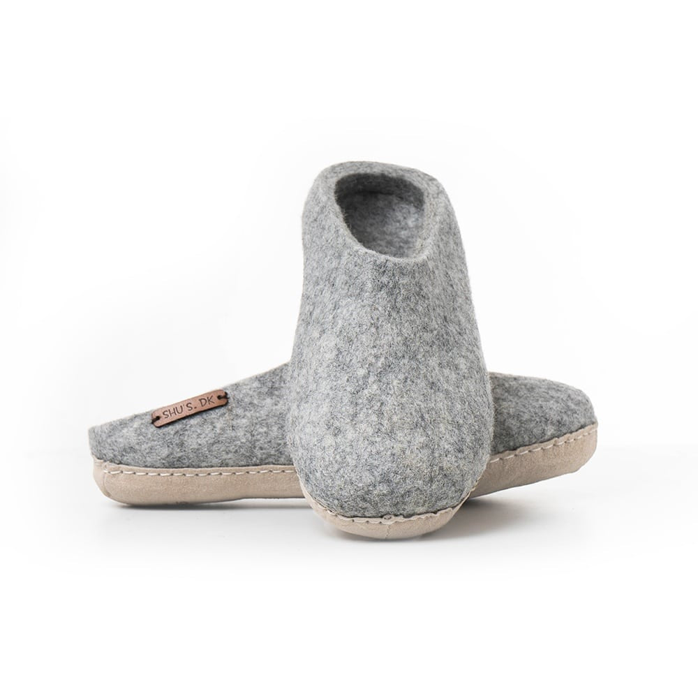 Håndlavede grå uld tøfler fra Shus.dk, lavet af 100% New Zealandsk uld, sikrer varme og komfort. Med skindsål. Dansk design.