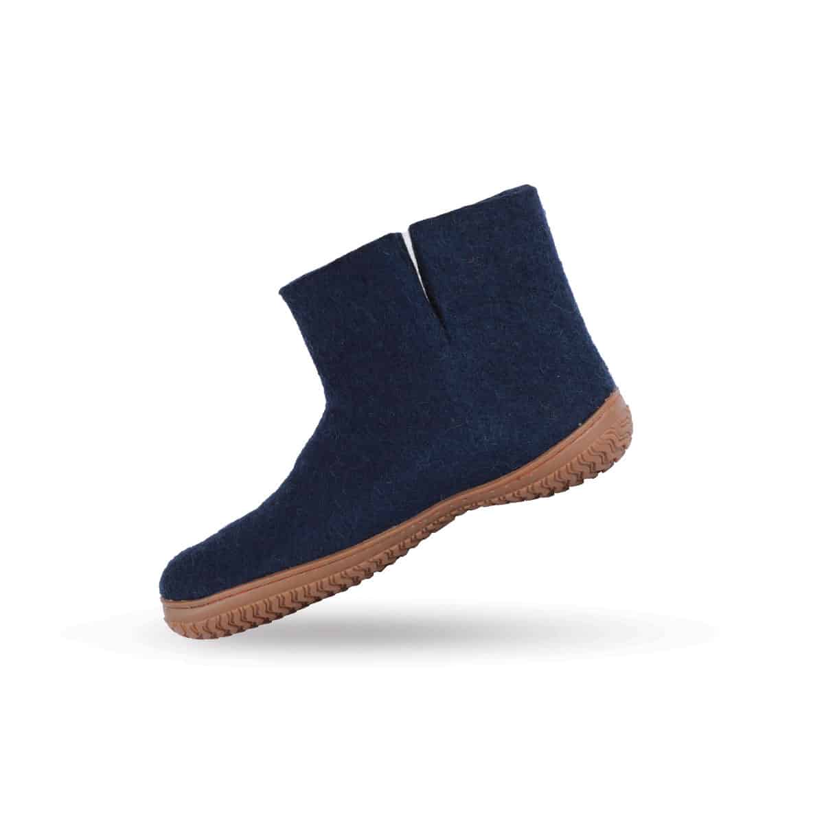 Håndlavede blå uld uldstøvler fra Shus.dk, lavet af 100% New Zealandsk uld, sikrer varme og komfort. Med høj kant og natur gummisål. Dansk design.