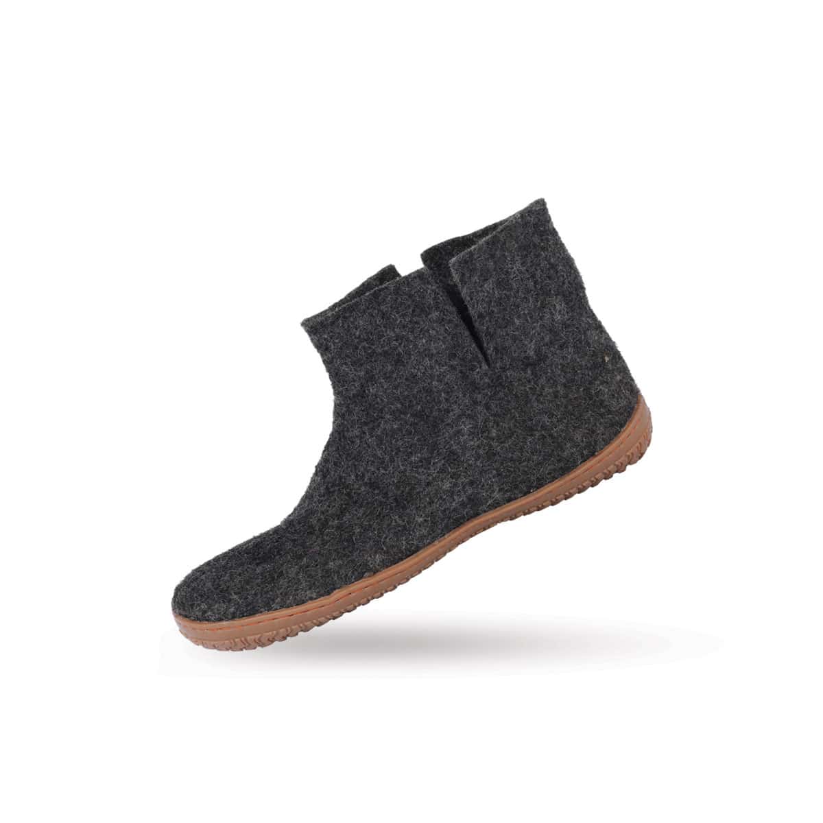 Håndlavede koksgrå uld sutsko med høj skaft fra Shus.dk, lavet af 100% New Zealandsk uld, sikrer varme og komfort. Med natur gummisål. Dansk design.