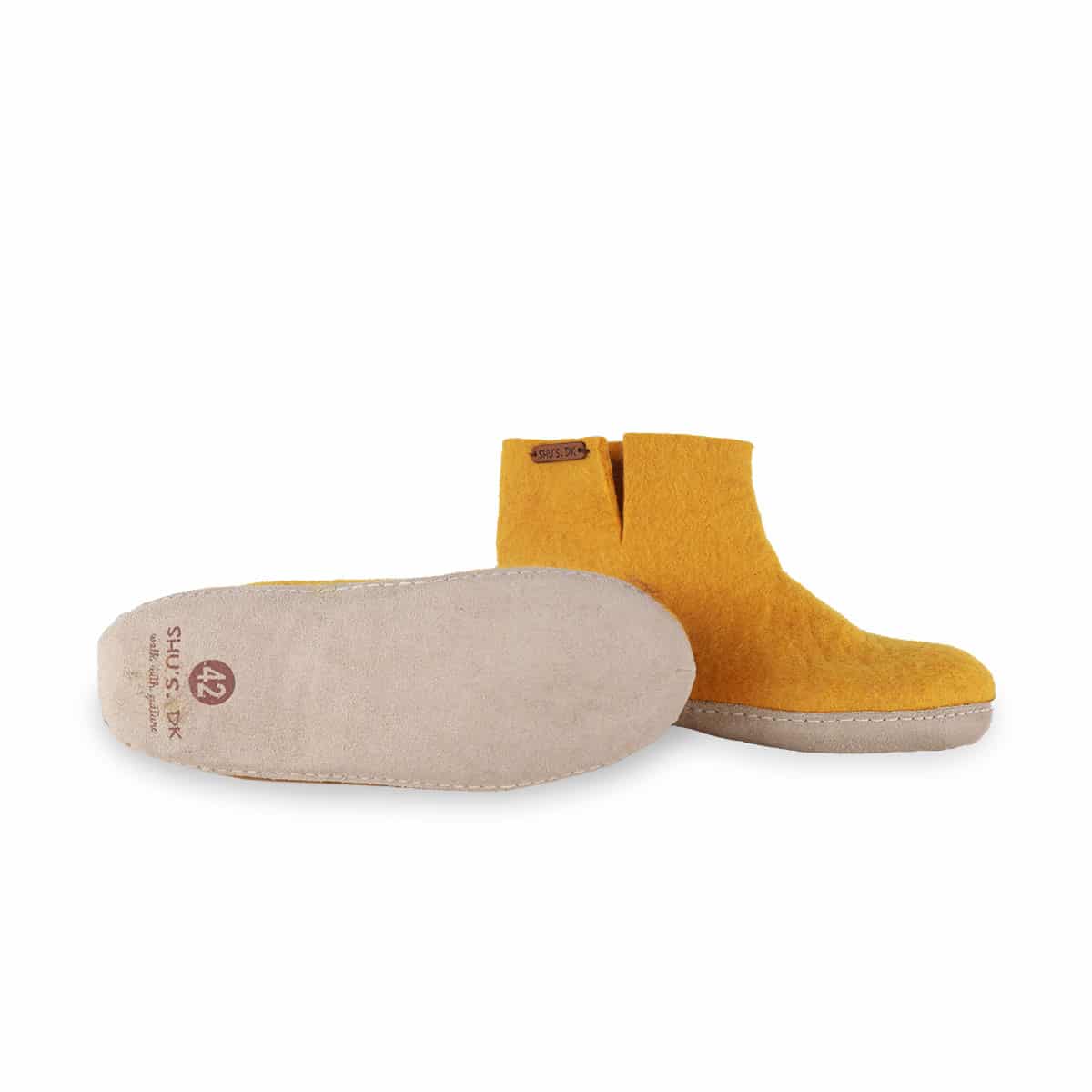 Håndlavede gule uld støvler fra Shus.dk, lavet af 100% New Zealandsk uld, sikrer varme og komfort. Med høj skaft og skindsål.
