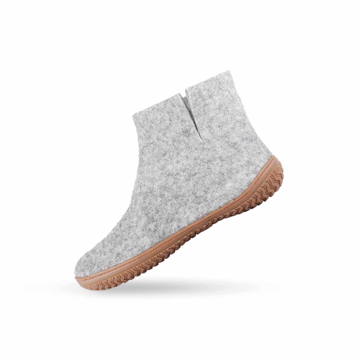 Håndlavede grå uld hjemmesko med høj skaft fra Shus.dk, lavet af 100% New Zealandsk uld, sikrer varme og komfort. Med natur gummisål. Dansk design.