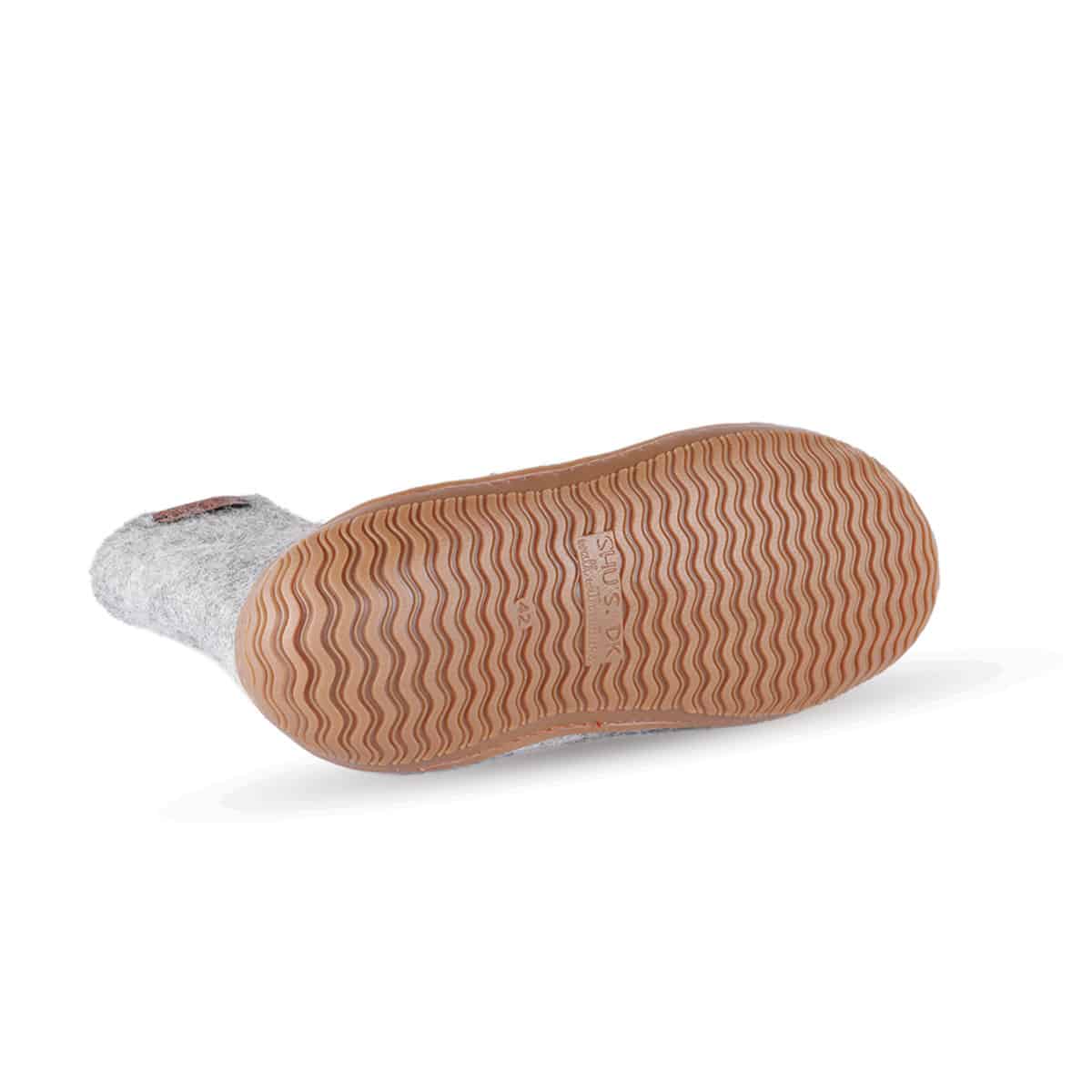 Håndlavede grå uld hjemmesko med høj skaft fra Shus.dk, lavet af 100% New Zealandsk uld, sikrer varme og komfort. Med natur gummisål. Dansk design.