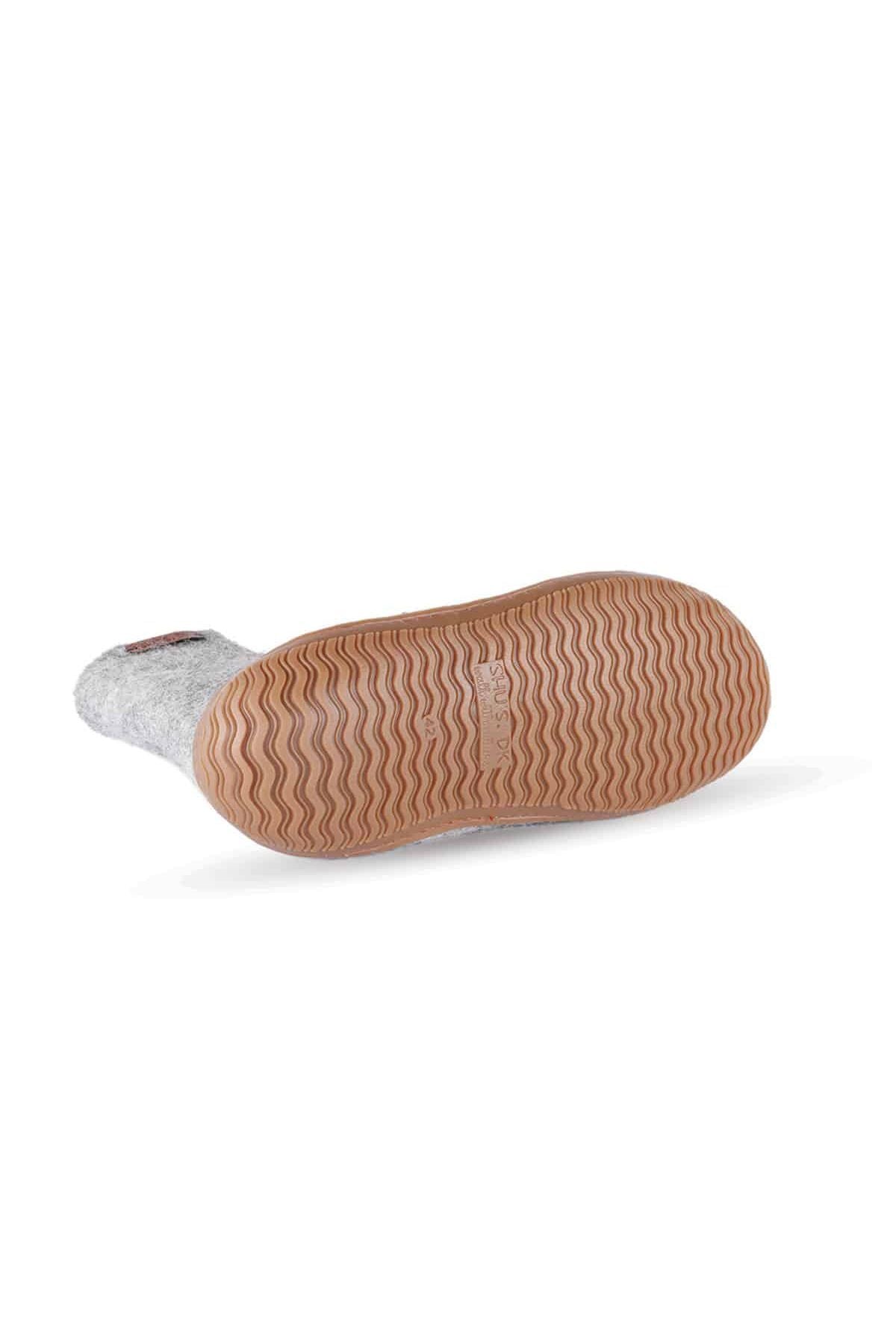Håndlavede grå uld hjemmesko med høj skaft fra Shus.dk, lavet af 100% New Zealandsk uld, sikrer varme og komfort. Med natur gummisål. Dansk design.