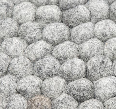 Lys/Grå håndlavet kugletæppe af 100% ren uld tilføjer hygge og stil. Blødt uld materiale og enestående design. Perfekt til at skabe en varm atmosfære i dit hjem.