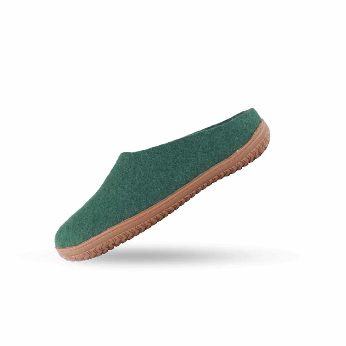 Håndlavede grønne uld tøffel uden hæl fra Shus.dk, lavet af 100% New Zealandsk uld, sikrer varme og komfort. Med natur gummisål. Dansk design.