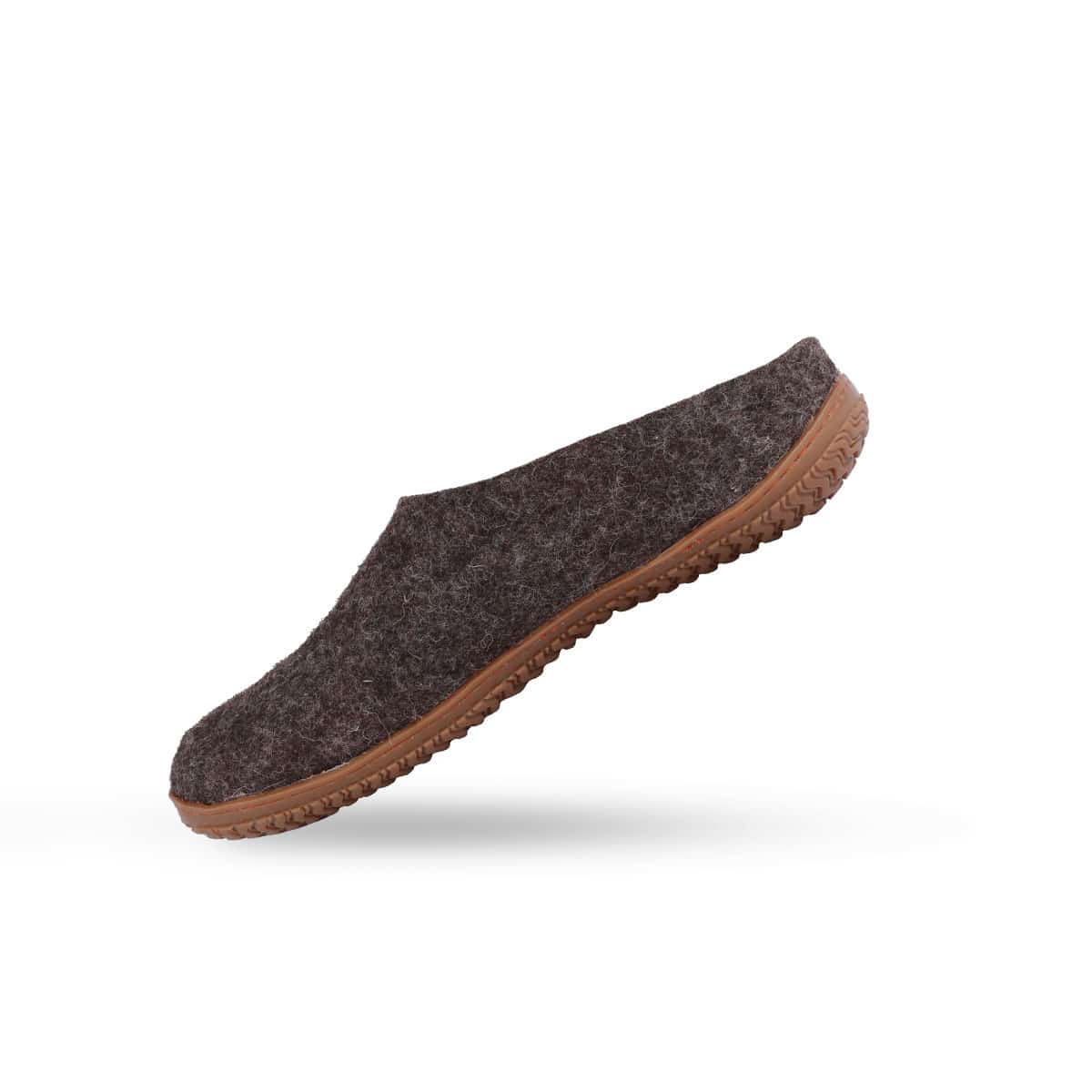 Håndlavede grå uld tøffel fra Shus.dk, lavet af 100% New Zealandsk uld, sikrer varme og komfort. Med natur gummisål. Dansk design.