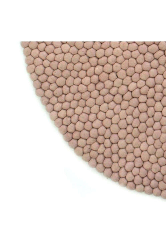 Håndlavede kugletæpper af 100% ren uld tilføjer hygge og stil. Blødt uld materiale og enestående design. Perfekt til at skabe en varm atmosfære i dit hjem.