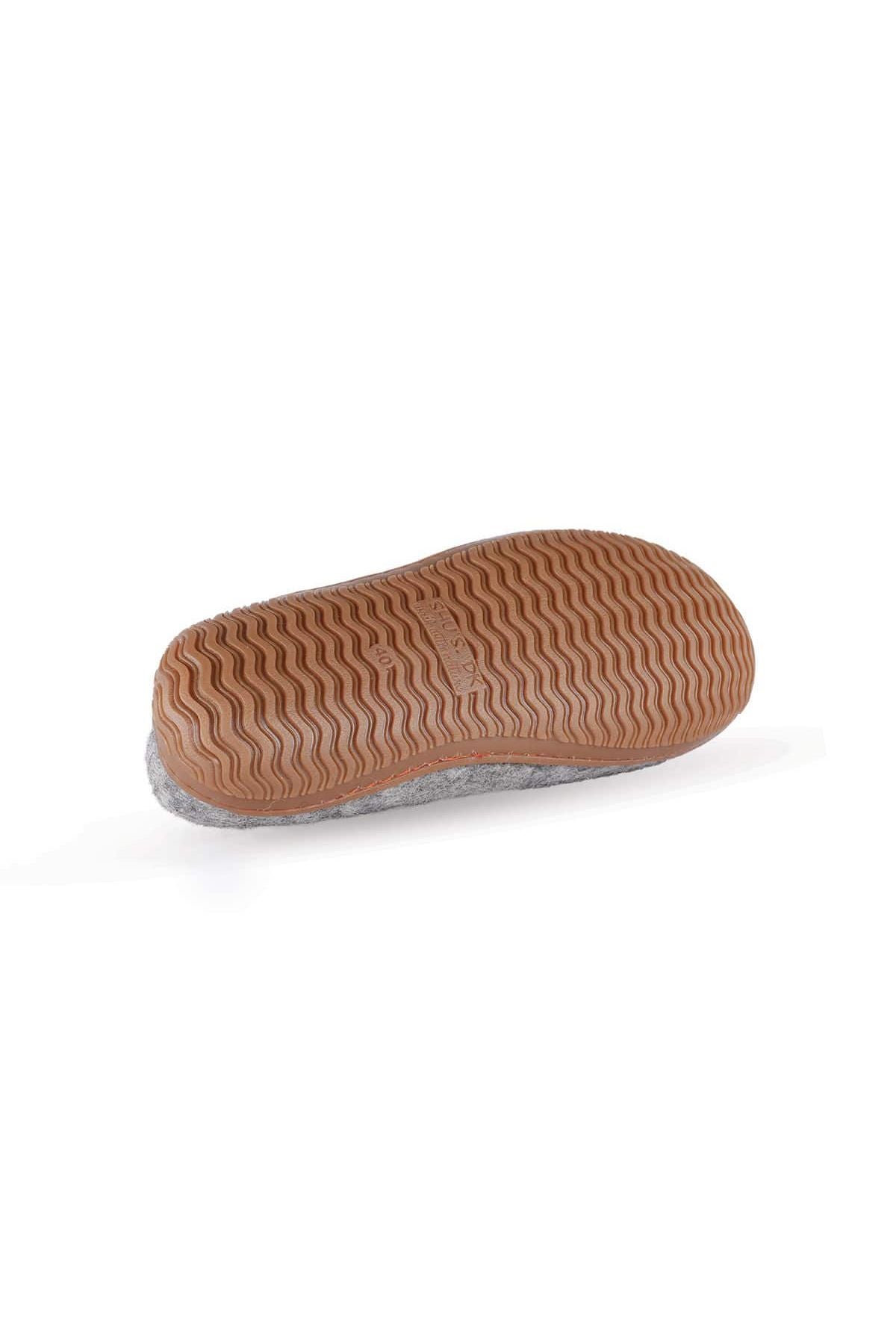 Håndlavede uld hjemmesko fra Shus.dk, lavet af 100% New Zealandsk uld, sikrer varme og komfort. Med natur gummisål. Dansk design.