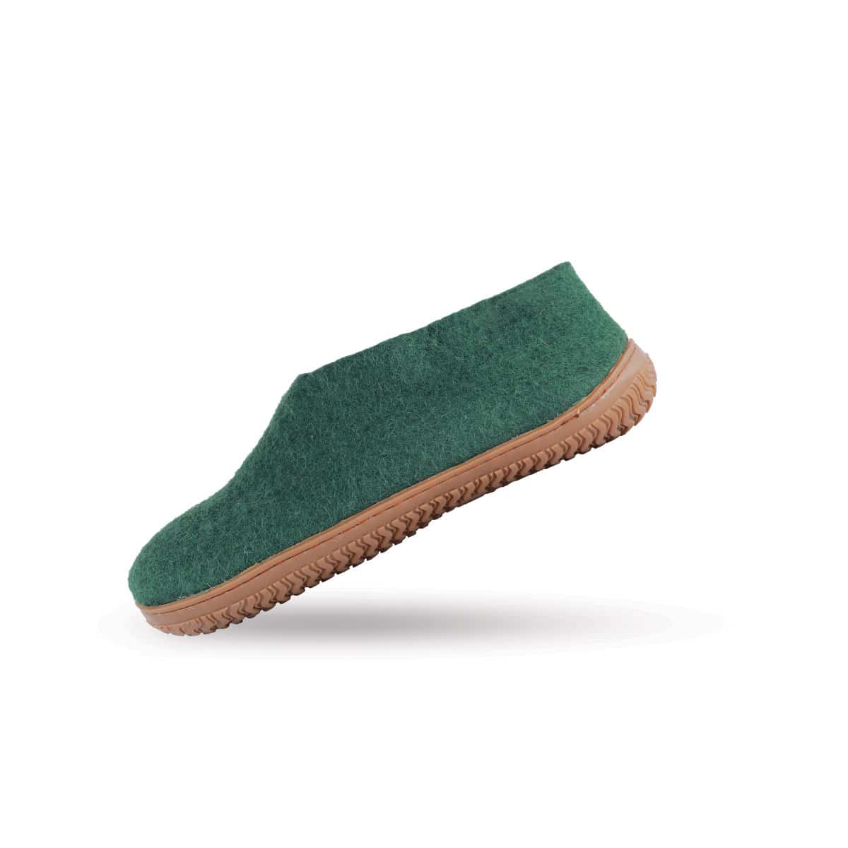 Håndlavede grønne uld hjemmesko fra Shus.dk, lavet af 100% New Zealandsk uld, sikrer varme og komfort. Med natur gummisål. Dansk design.