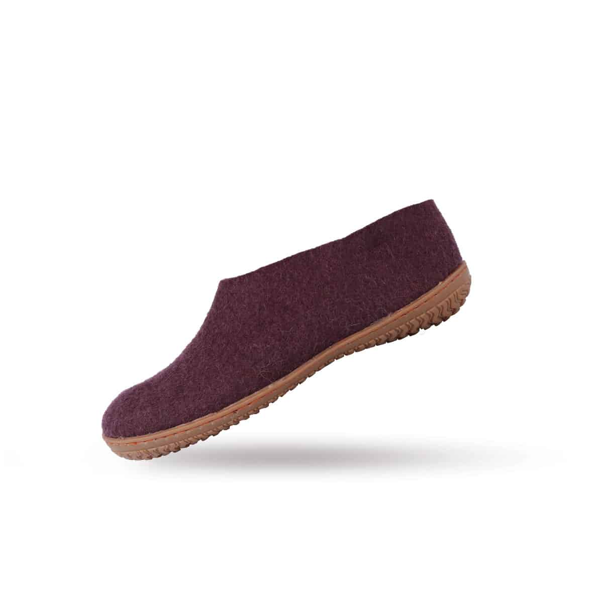 Håndlavede lilla uld hjemmesko fra Shus.dk, lavet af 100% New Zealandsk uld, sikrer varme og komfort. Med natur gummisål. Dansk design.