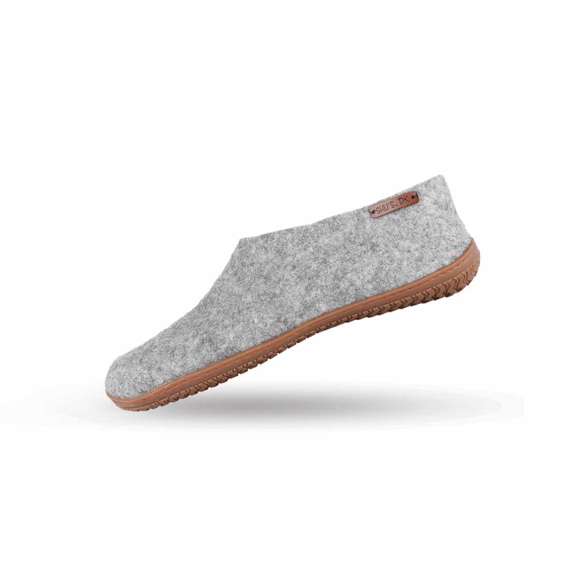 Håndlavede grå uld hjemmesko fra Shus.dk, lavet af 100% New Zealandsk uld, sikrer varme og komfort. Med natur gummisål. Dansk design.