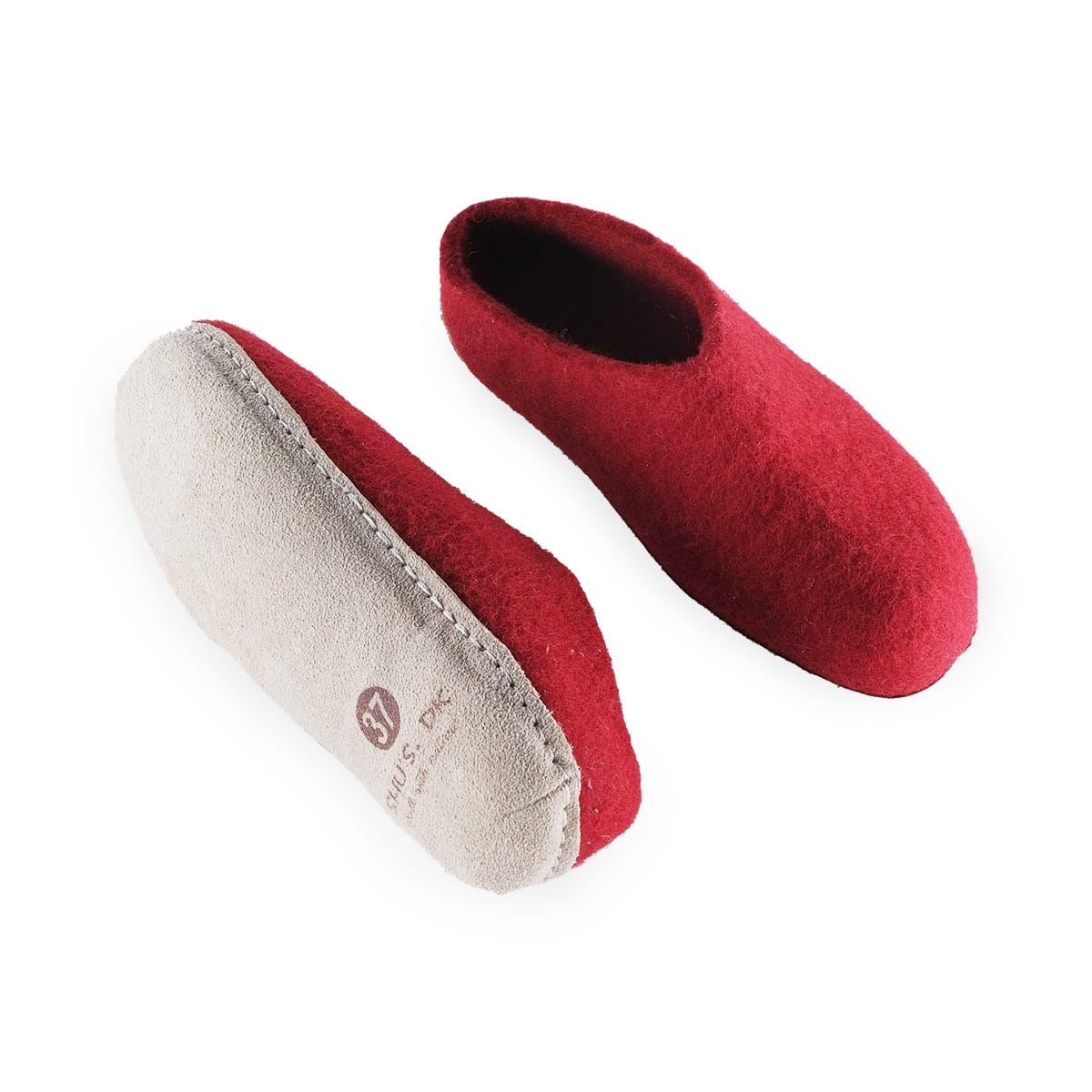 Røde hjemmesko fra SHUS.dk – håndlavet af 100% New Zealandsk uld, lav skaft, skindsål, og ideelle til alle årstider.