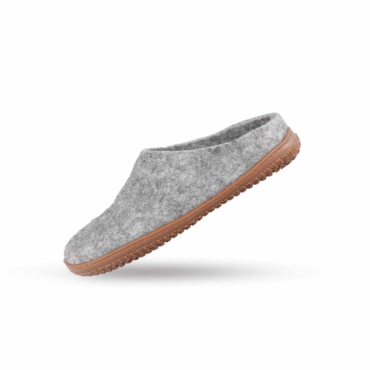 Håndlavede grå uld tøffel uden hæl fra Shus.dk, lavet af 100% New Zealandsk uld, sikrer varme og komfort. Med natur gummisål. Dansk design.