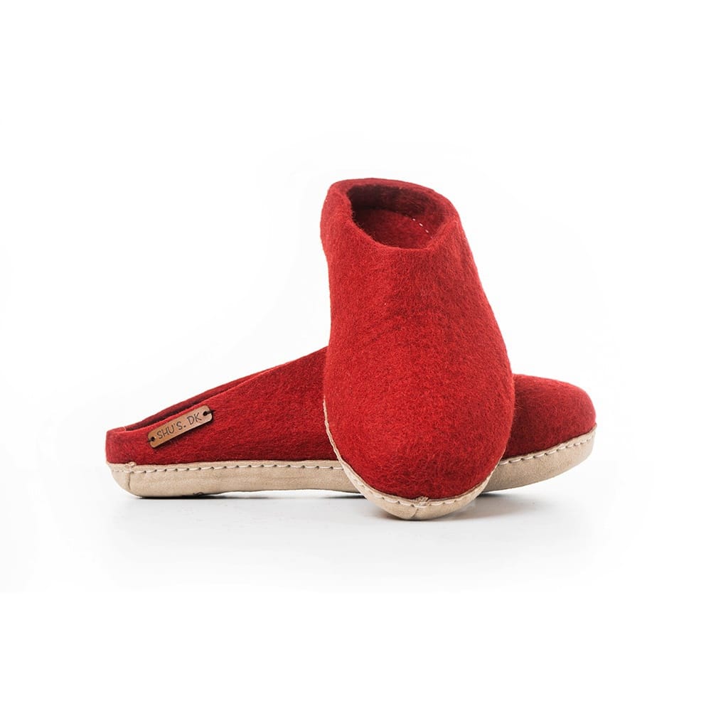 sutsko af uld fra SHUS.dk – håndlavet af 100% New Zealandsk uld, naturlig ruskindssål, og ideelle til alle årstider.
