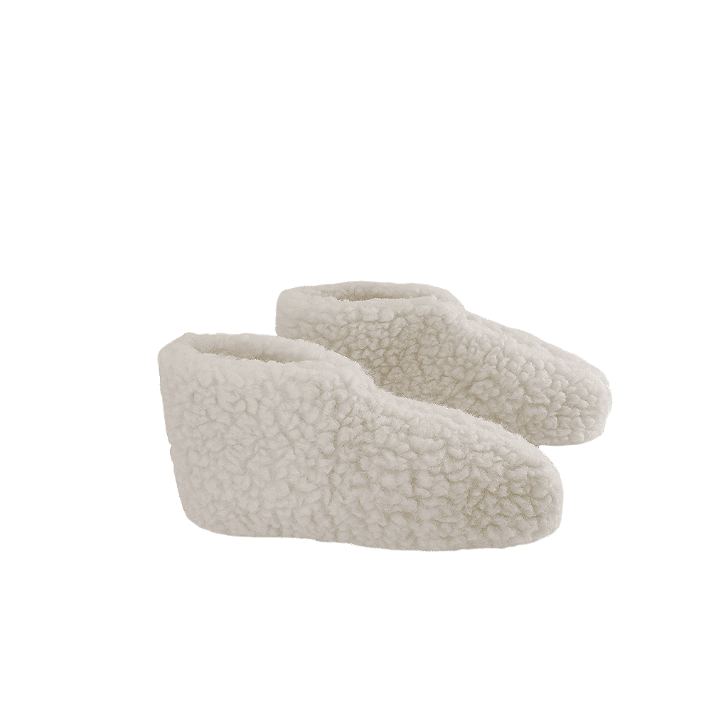 Hvide Fluffy sutsko fra SHUS.dk – håndlavet i Indien med New Zealandsk uld, ruskindssål, bløde og med selvrensende egenskaber.