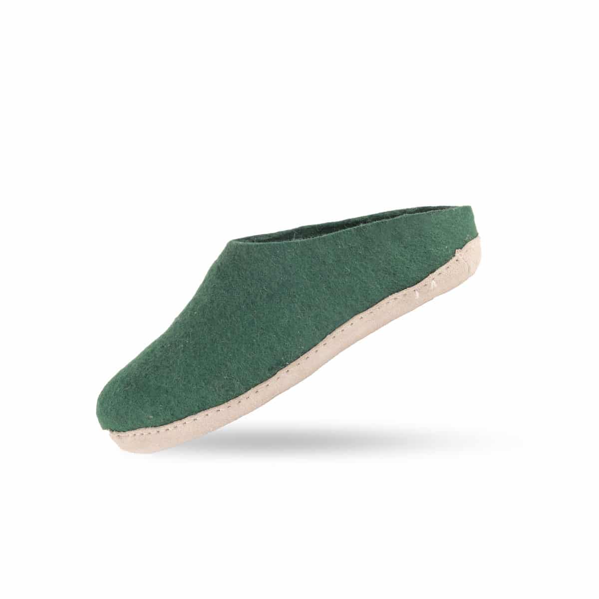 Håndlavede grønne uld hjemmesko fra Shus.dk, lavet af 100% New Zealandsk uld, sikrer varme og komfort. Med skindsål. Dansk design.