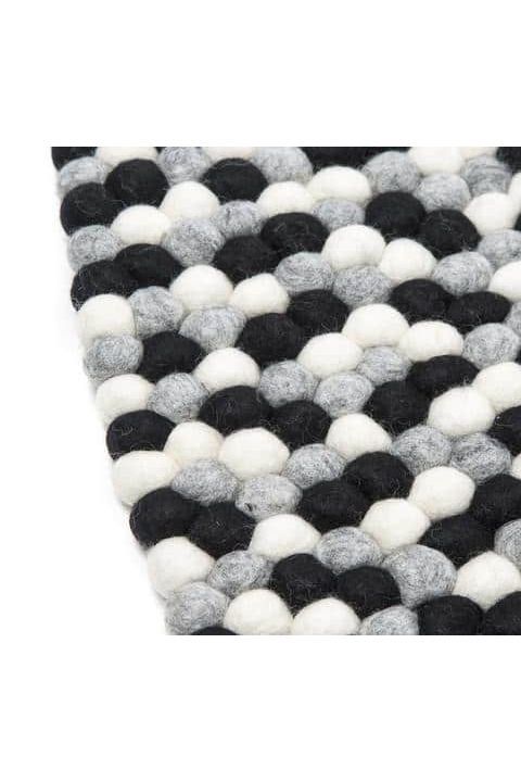 Sort og hvidt håndlavet kugletæppe af 100% ren uld tilføjer hygge og stil. Blødt uld materiale og enestående design. Perfekt til at skabe en varm atmosfære i dit hjem.
