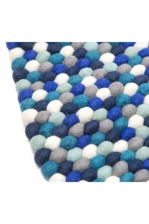 Håndlavede kugletæpper af 100% ren uld tilføjer hygge og stil. Blødt uld materiale og enestående design. Perfekt til at skabe en varm atmosfære i dit hjem.