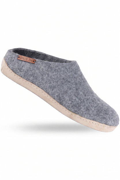 SHUS.dk håndlavet uldtøffel i denim grå med ruskindssål, designet i 100% ren uld for optimal komfort.