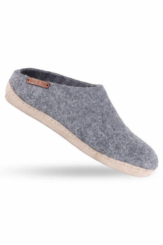 SHUS.dk håndlavet uldtøffel i denim grå med ruskindssål, designet i 100% ren uld for optimal komfort.