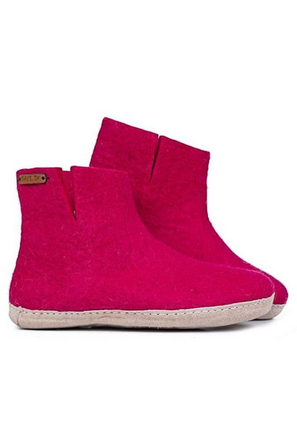 Håndlavede pink uld hjemmesko med høj skaft fra Shus.dk, lavet af 100% New Zealandsk uld, sikrer varme og komfort. Med naturlig skindsål. Dansk design.