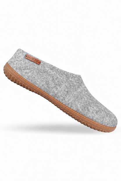 SHUS.dk grå uldhjemmesko med skridsikker gummisål, håndlavet i 100% ren New Zealandsk uld med et stilrent design.