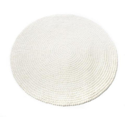 Hvidt håndlavet kugletæppe af 100% ren uld tilføjer hygge og stil. Blødt uld materiale og enestående design. Perfekt til at skabe en varm atmosfære i dit hjem.