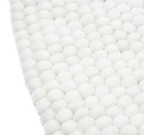 Hvidt håndlavet kugletæppe af 100% ren uld tilføjer hygge og stil. Blødt uld materiale og enestående design. Perfekt til at skabe en varm atmosfære i dit hjem.