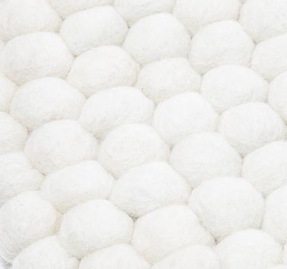 Hvidt håndlavet kugletæppe af 100% ren uld tilføjer hygge og stil. Blødt uld materiale og enestående design. Perfekt til at skabe en varm atmosfære i dit hjem.