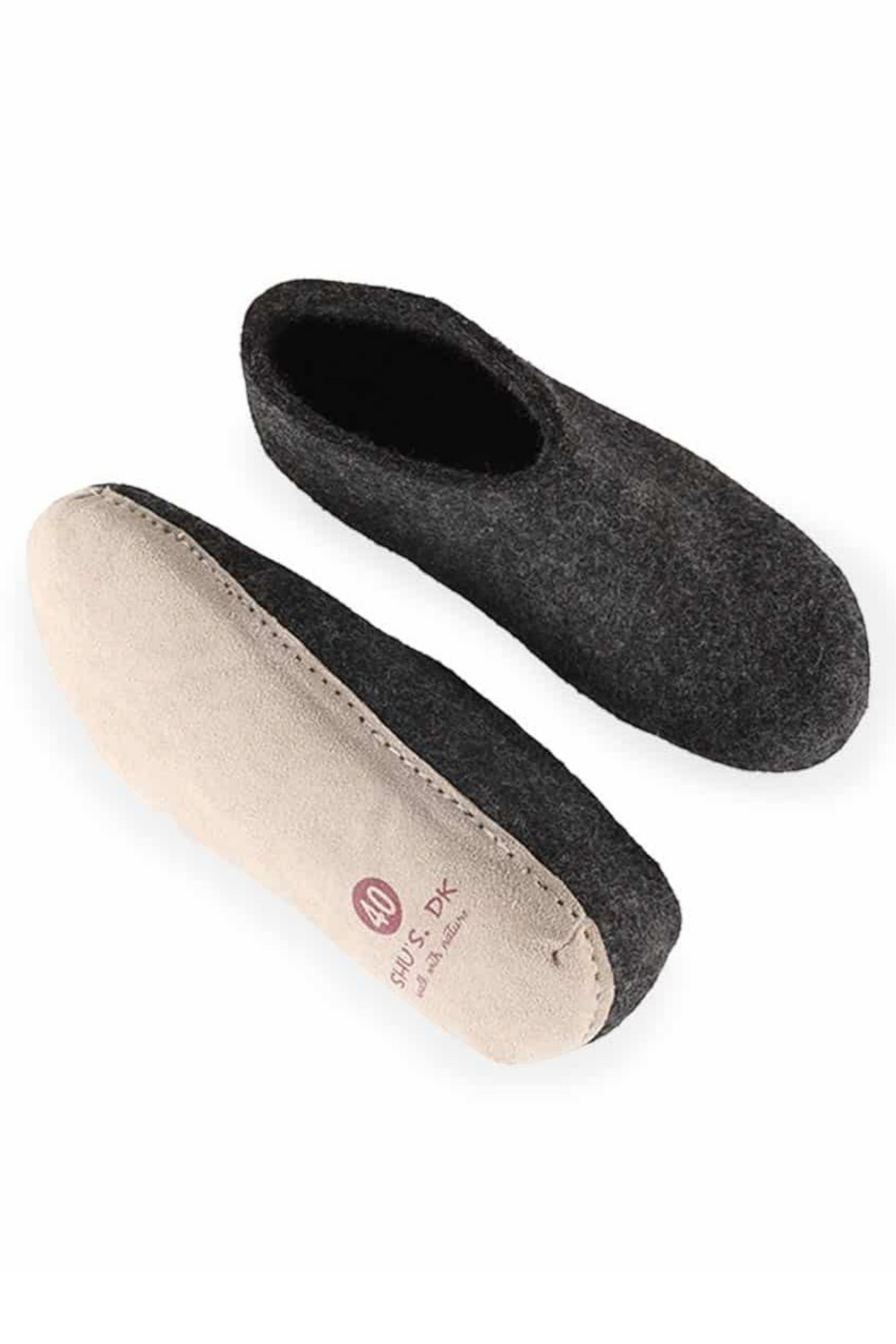 Grå uld sutsko fra SHUS.dk - 100% New Zealandsk uld. Håndlavede sko. Absorberer fugt, selvrensende med skindsåler. Oplev hjemlig hygge og stil.