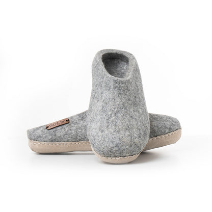 Håndlavede grå uld tøfler fra Shus.dk, lavet af 100% New Zealandsk uld, sikrer varme og komfort. Med skindsål. Dansk design.