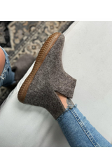 SHUS.dk håndlavet brun uldstøvle i 100% ren uld med slidstærk gummisål og behageligt dansk design